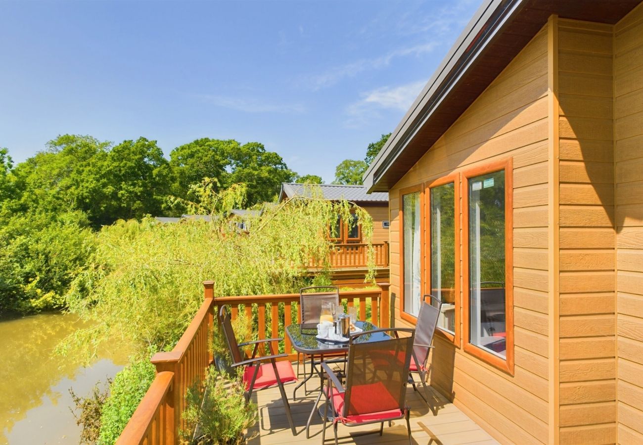  Isle of Wight Family Accommodation with Fishing Lake