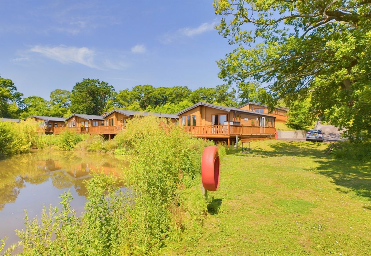 Self Catering Holiday Lodge with Lake Views
