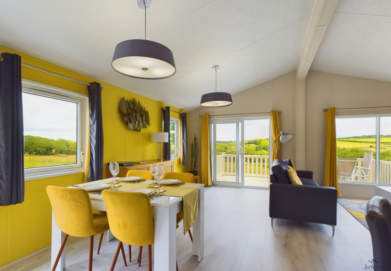 Isle of Wight Family-friendly Holiday lodge with countryside views