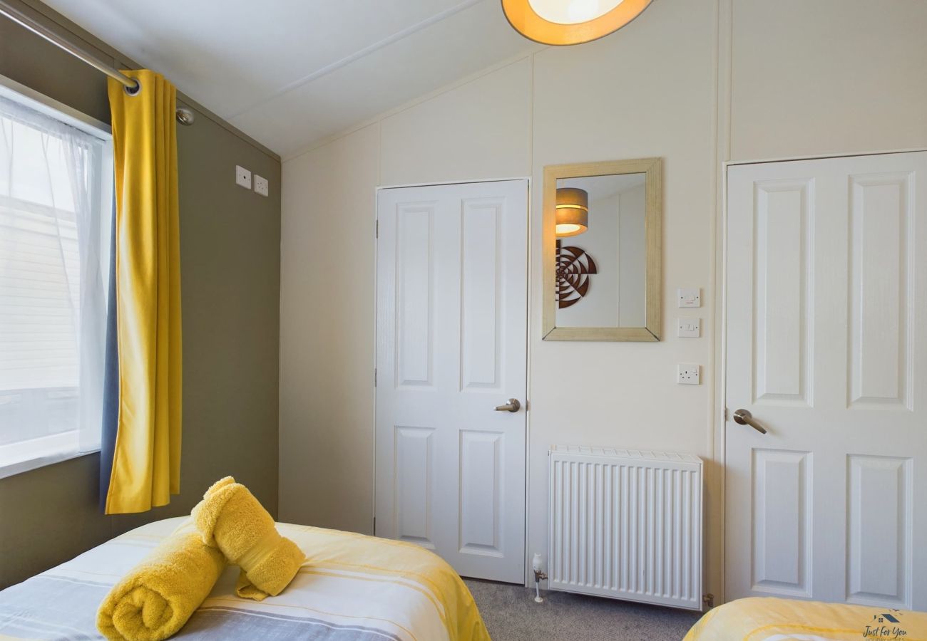 Child-Friendly Holiday Lodge Isle of Wight with twin bedroom for young guests