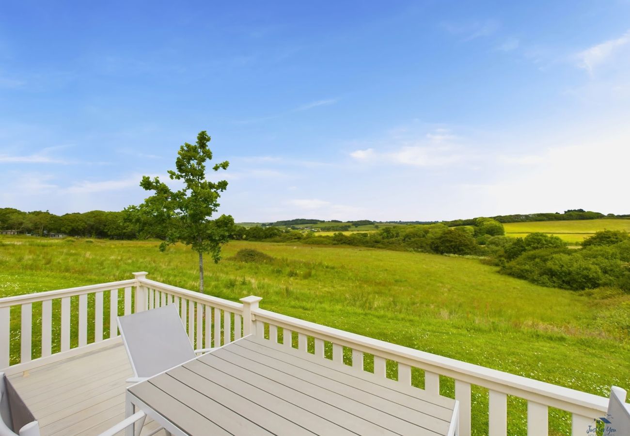 Isle of Wight Family Holiday Lodge with countryside views, sleeps 4 