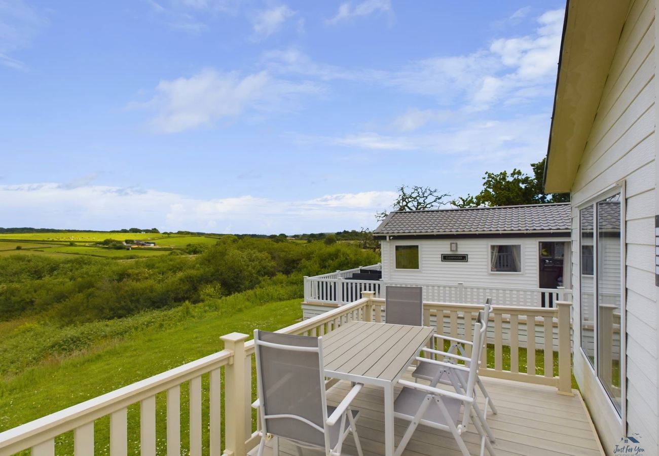 Isle of Wight Family Holiday lodge with countryside views, minutes from beach and family attractions