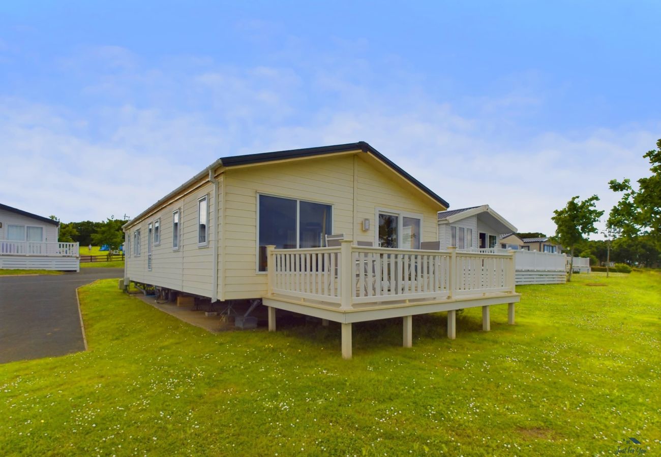 Exterior view of Medina Rise Lodge in Thorness Bay Park, family holiday lodge, sleeps 4, close to beach