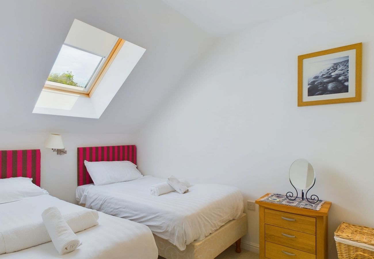 Self-catered accommodation sleeps 4 guests at Isle of Wight Family-friendly Cottage in West Bay 