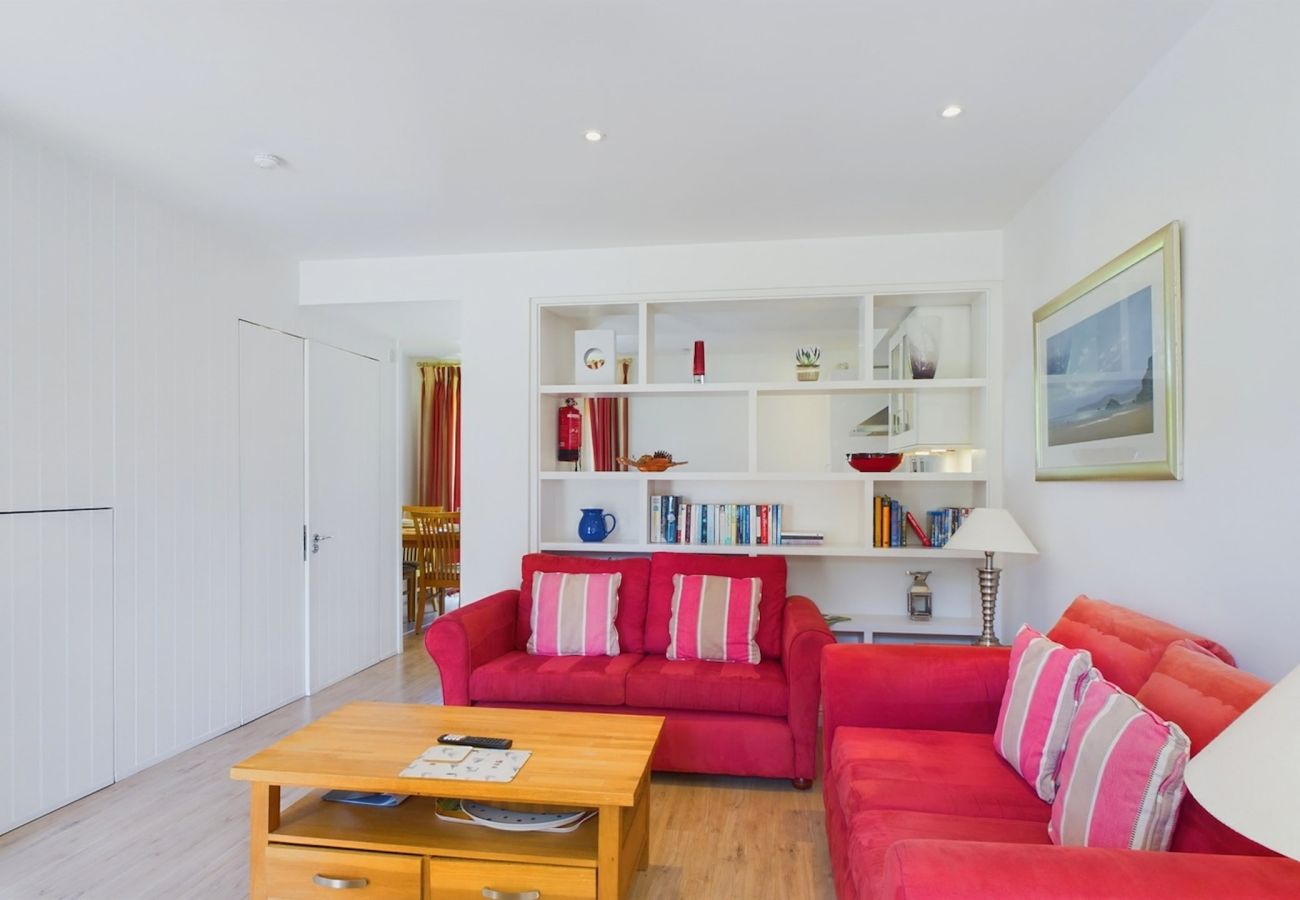 Living area for 4 guests at Isle of Wight Family-friendly Cottage in West Bay 