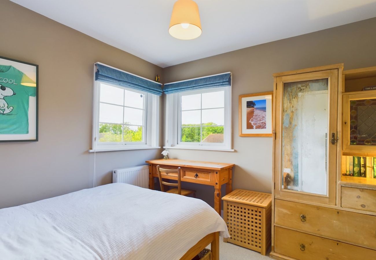 The Timbers, Seaview Holiday Home, Isle of Wight, has 4 bedrooms, including a double bedroom with desk space