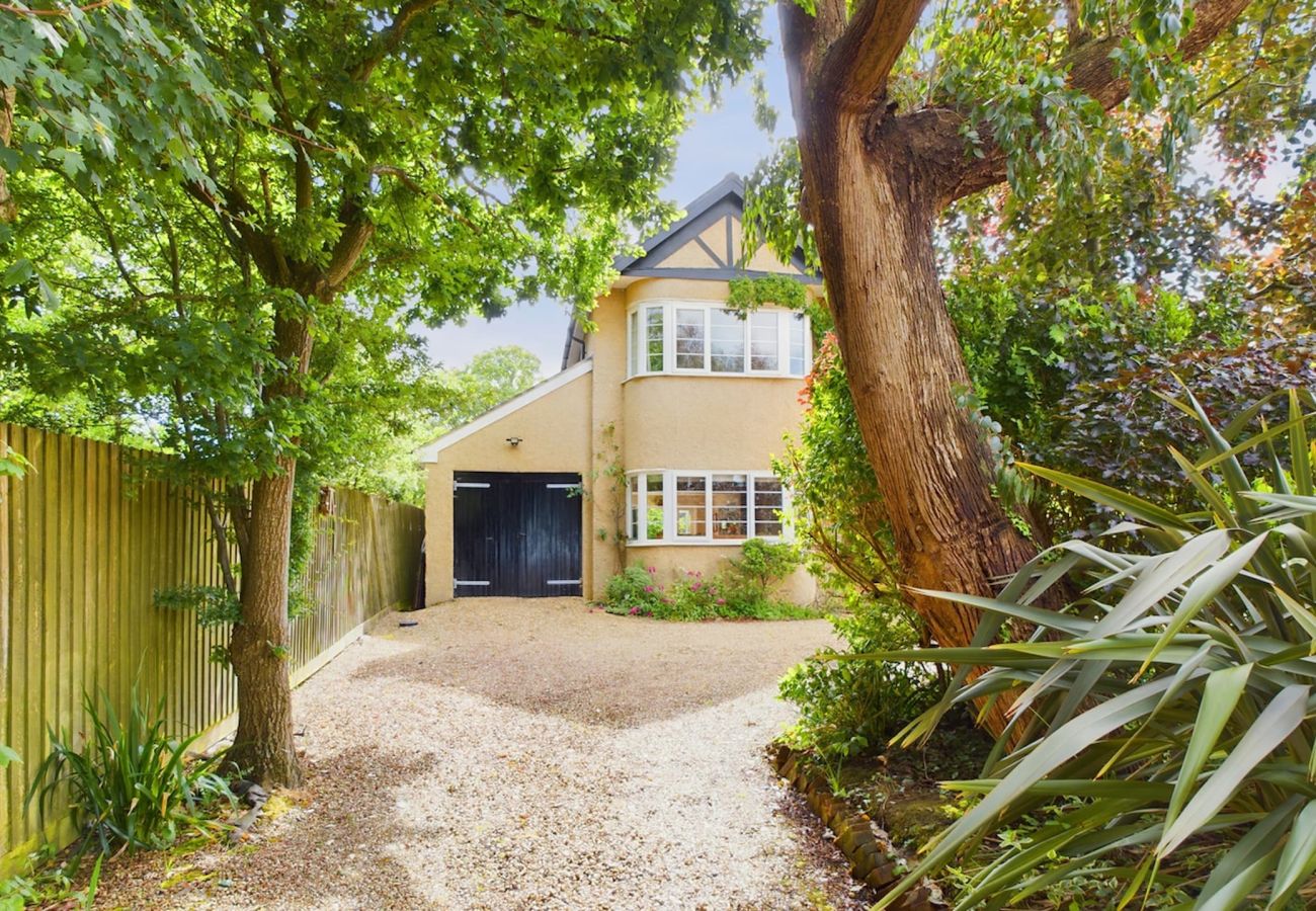 Detached coastal retreat, The Timbers, sleeping 8 guests in Seaview, Isle of Wight